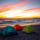 Pola namiotowe nad morzem